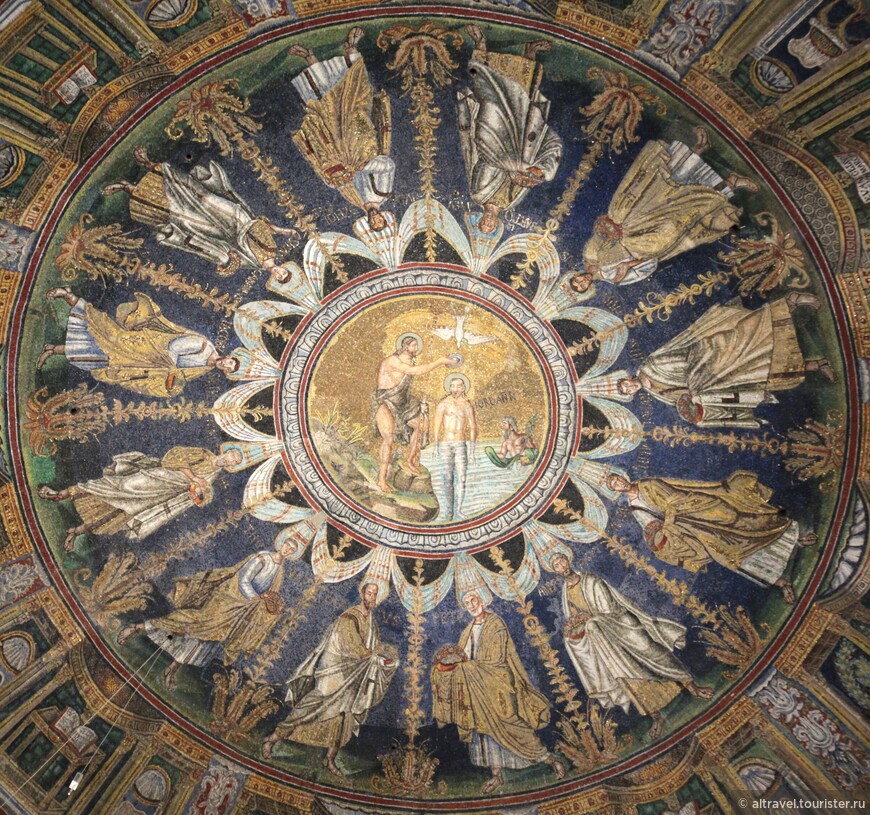 В куполе - сцена крещения в окружении 12 апостолов. Как и в мавзолее, апостолы одеты в богатые римские одежды и держат в руках венки - символы небесной славы.
