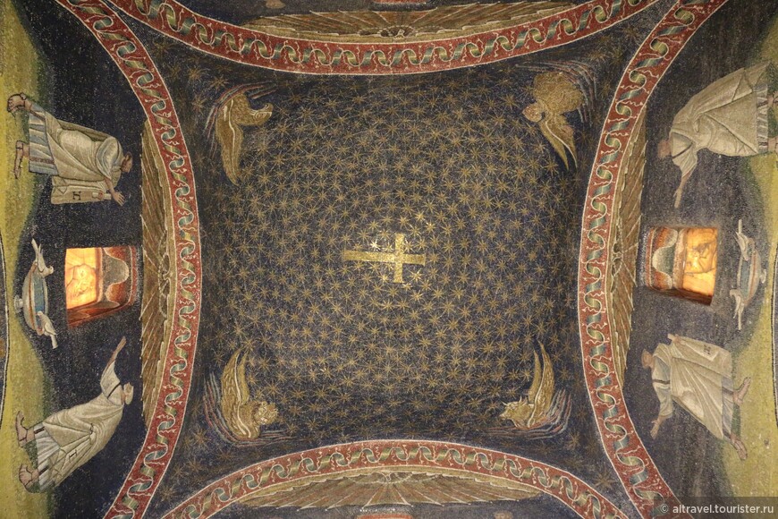 Купол мавзолея: в центре - золотой крест на фоне звёздного неба с символами евангелистов по углам...