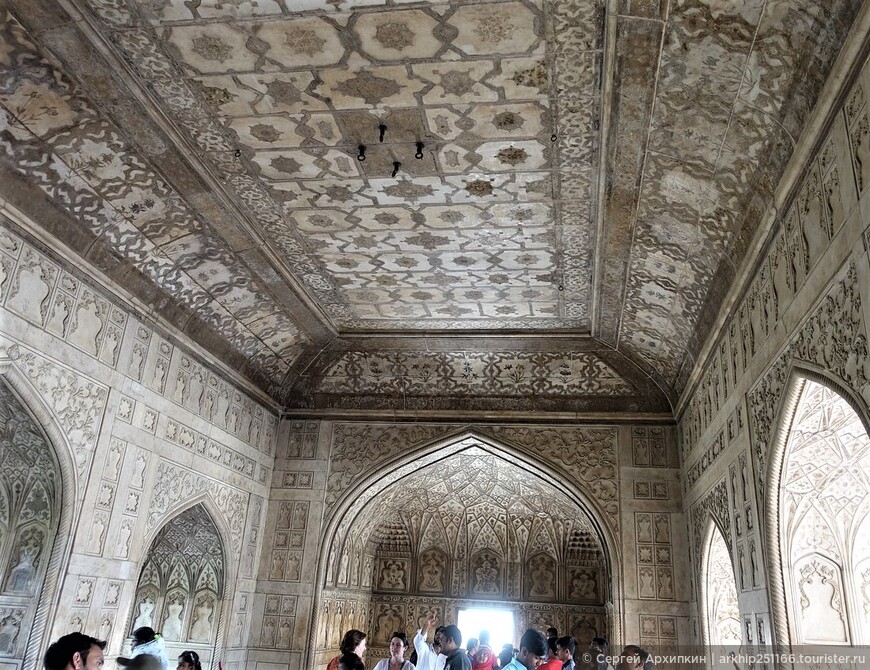 Шиш-Махал — это Зеркальный дворец в Агре (Индия)
