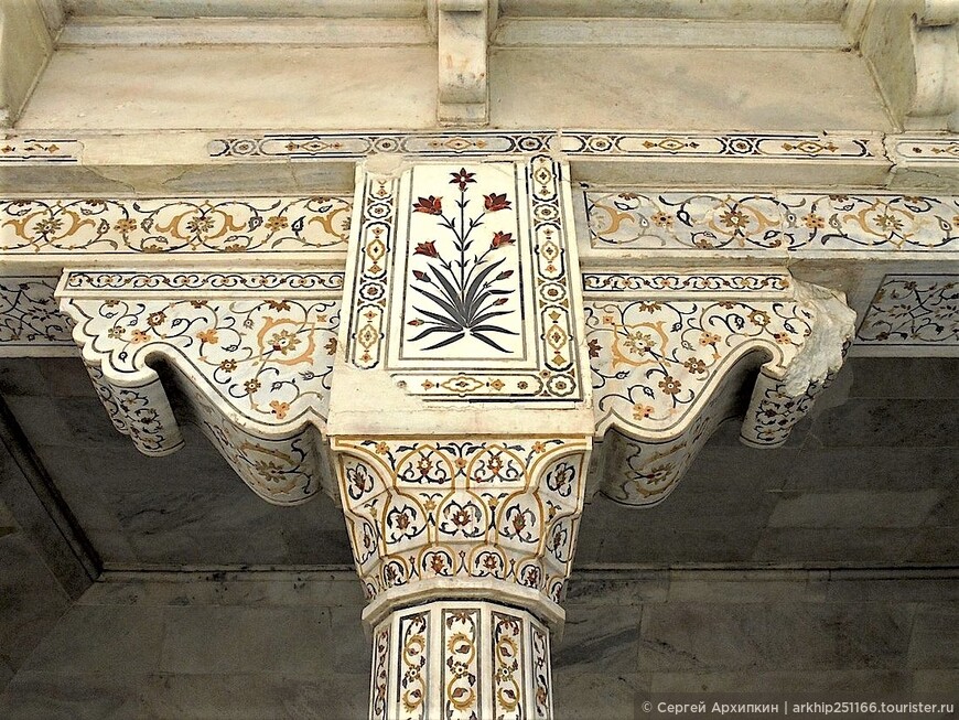 Шиш-Махал — это Зеркальный дворец в Агре (Индия)
