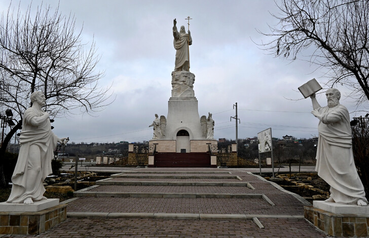 22-метровая скульптура Христа - крупнейшая в России