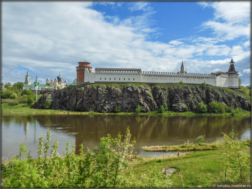 Вот так смотрится Свято-Николаевский монастырь с берега реки, он слева, вдали. На переднем плане Верхотурский кремль.