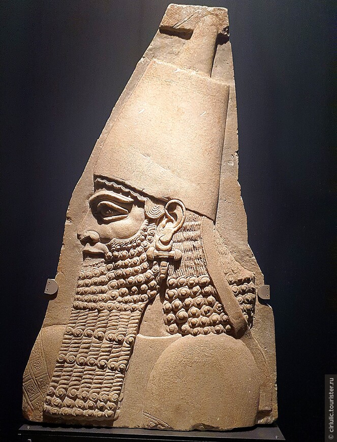 КОРОЛЬ САРГОН II.

Правление Саргона II Ассирии (721-705 гг. до н.э.), вероятно, 717-707 гг. до н.э. Кальцитовый алебастр (мосульский алебастр) из Хорсабада, дворец Саргона II
