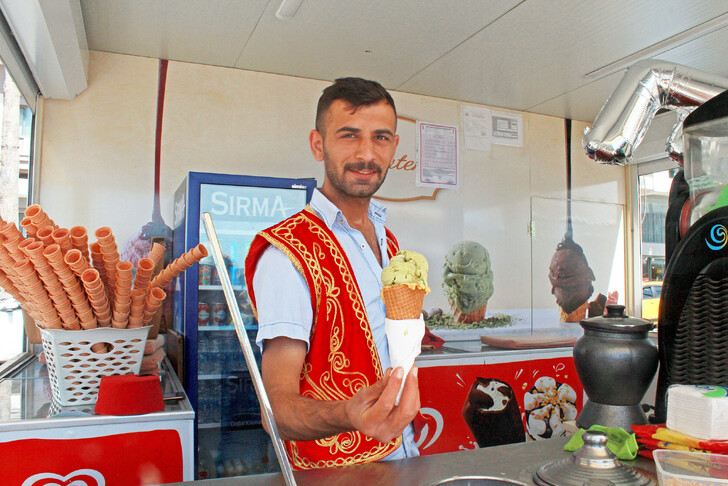 Попробуйте турецкое мороженое - дондурма