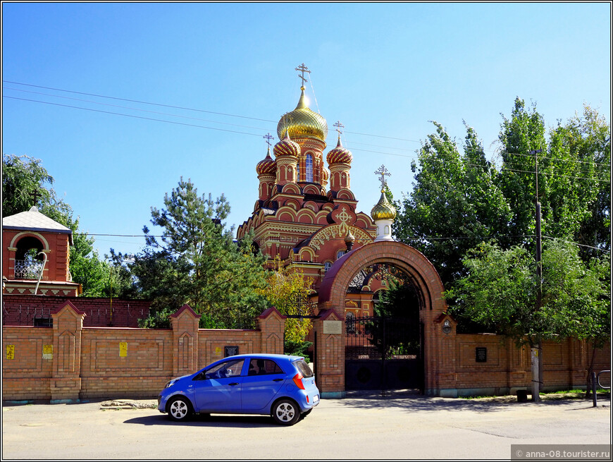 Святые ворота Иоанно-Предтеченского монастыря. Слева - колокольня, построенная  в конце XX века.