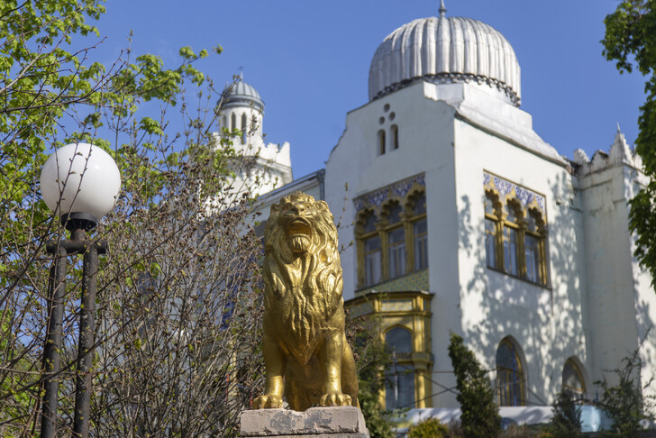 Золотые львы охраняют дворец эмира