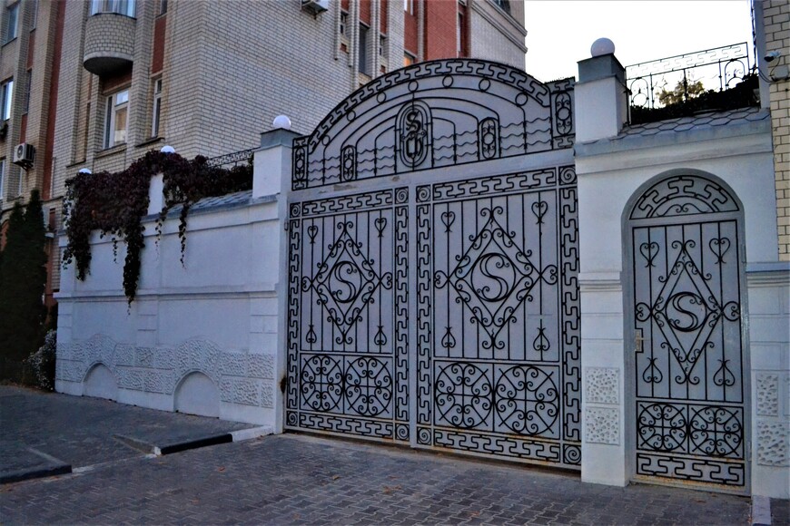 Ворота со стороны улицы Некрасова