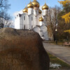 Камень в честь основания Ярославля на фоне Успенского собора