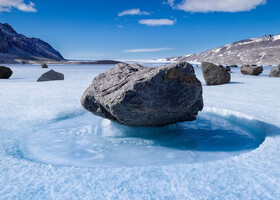 Легендарное озеро Унтерзее.Untersee (в переводе с немецкого-«нижнее озеро»), является самым крупным озером в пресной воде из Восточной Антарктиды .Его длина составляет около 6,5  км, ширина - 2,5  км ,и оно постоянно покрыто льдом, средняя толщина которого летом составляет 3  м .Озеро сдерживается ледником Анучин, который питает его.Вода исчезает только при испарении и удалении слоя льда.