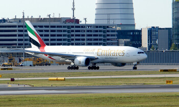 В «Домодедово» машина техобслуживания врезалась в самолёт Emirates 