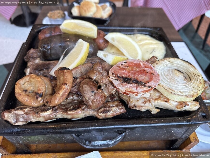 Классическое аргентинское блюдо — мясо — ассорти на гриле