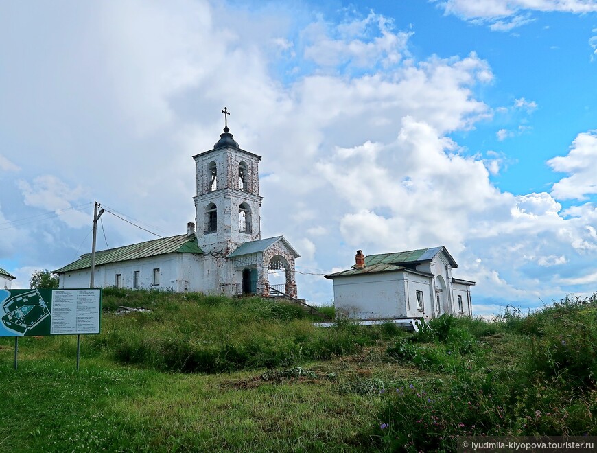 Приходская Введенская церковь с колокольней. 19 век