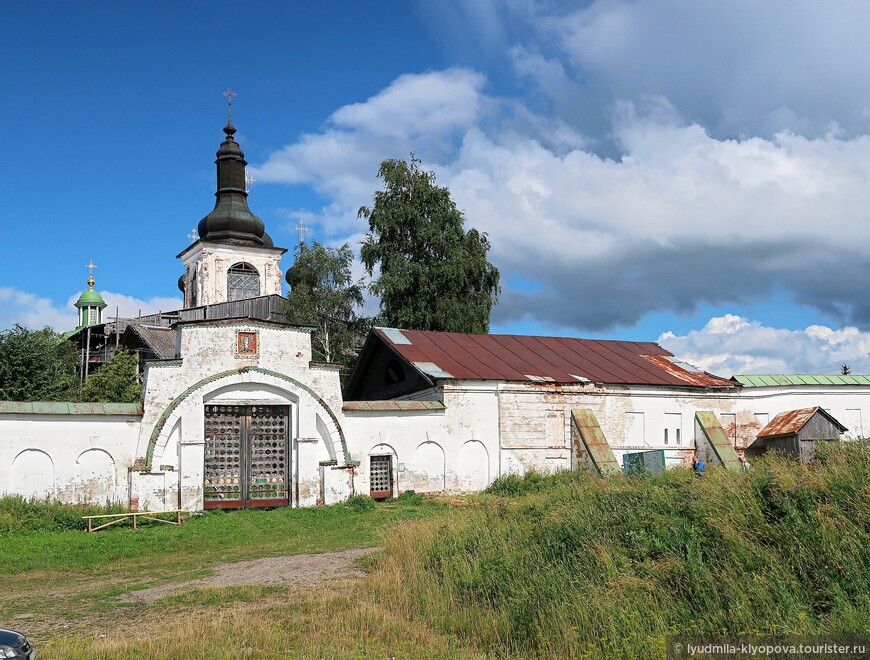 Ворота Горицкого монастыря со стороны причала