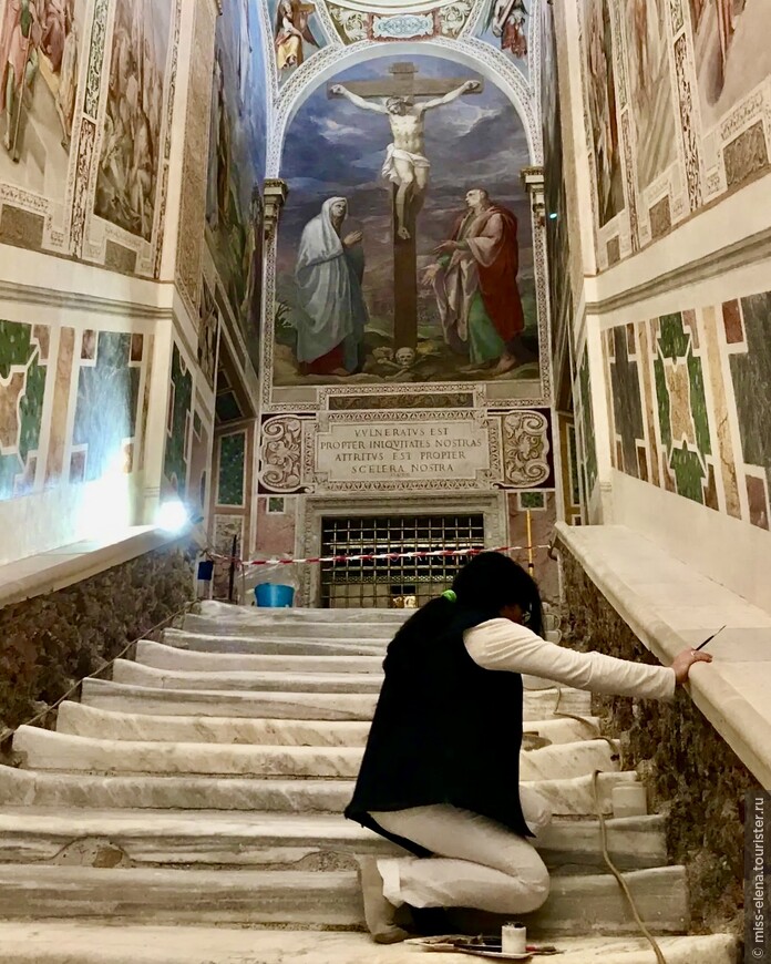 «Расчехленная» Святая Лестница. Фотография сделана в 2019 году, во время реставрационных работ. Фото из интернета.