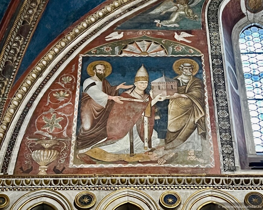 Коленопреклоненный Папа Николай III преподносит Христу точную копию капеллы. Специалисты отмечают, что папа Николай III наделен индивидуальными чертами в отличии от многочисленных донаторов, встречающихся на фресках 13 века.

