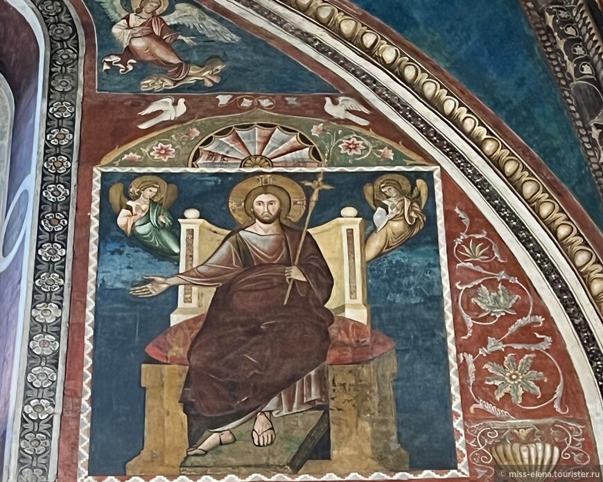 Христос, сидящий на троне, принимает капеллу.