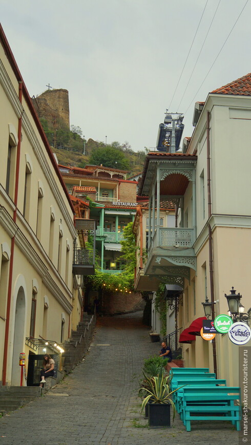В первый приезд в Тбилиси мы еще не знали, что именно по этой улице будем подниматься к отелю во второй приезд в столицу :)