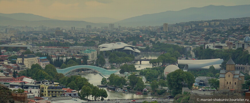 Вид на центр города от Преображенского монастыря. В центре кадра - мост Мира и Дворец Юстиции