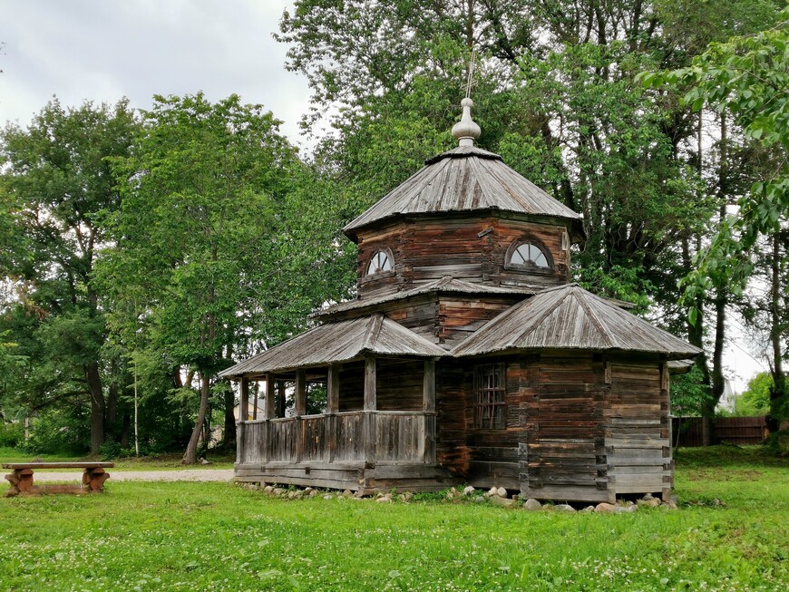 Успенская часовня с алтарем из деревни Финдеряево, 1818 года. Деревня эта в начале 19 века принадлежала помещикам Манзеям, потомкам древнего шотландского рода.