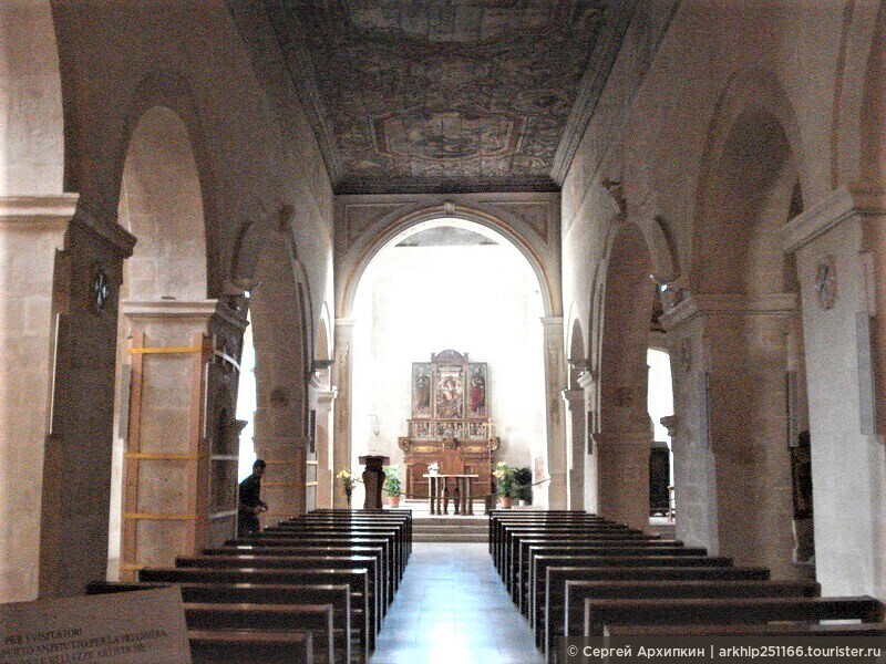 Церковь Сан Пьетро Кавеозо - один из главных соборов легендарной Метеры.