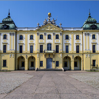 При первом взгляде на это прекрасное здание понимаешь, это не простой домик... Дворец Браницких был в свое время резиденцией коронного гетмана Клементия Браницкого в Белостоке (1689–1771)... 