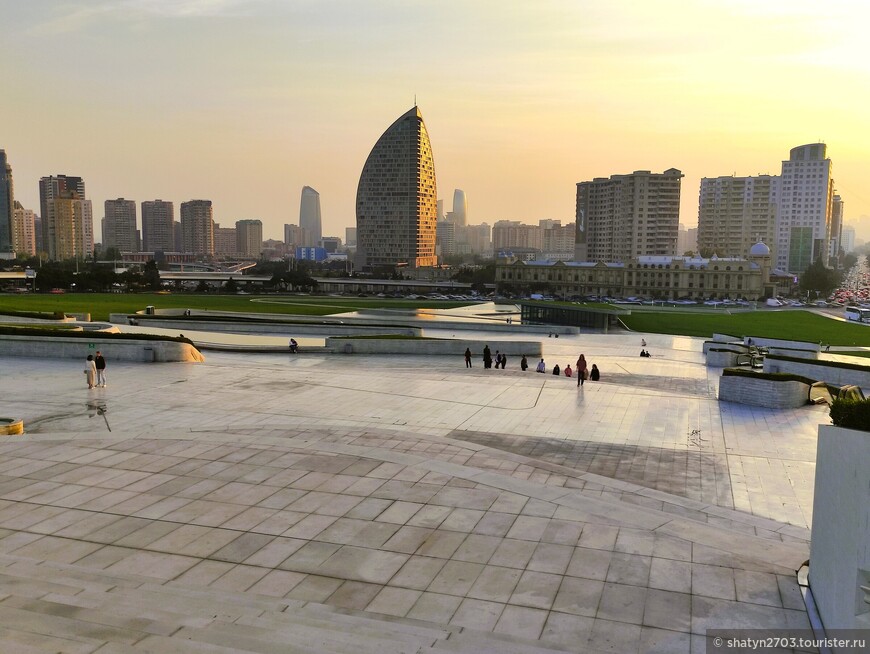 Вид на город со стороны Центра Гейдара Алиева