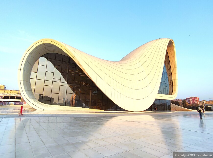 «Текучесть» как архитектурный прием. Центр имени Гейдара Алиева в Баку