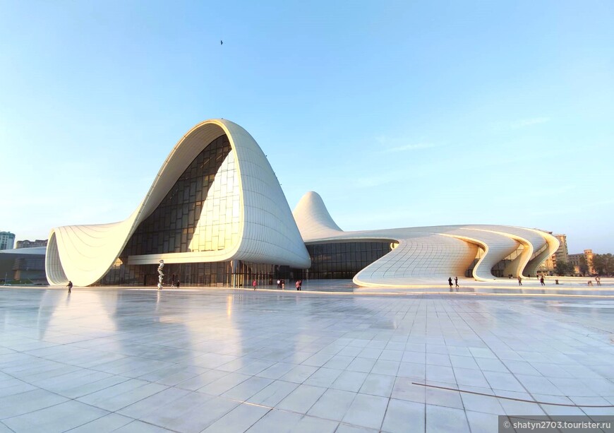 «Текучесть» как архитектурный прием. Центр имени Гейдара Алиева в Баку