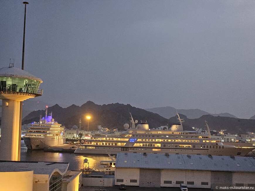 Вид на порт вечером. На переднем плане одна из яхт султана