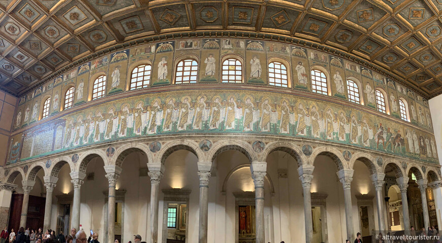  Внутри базилики мозаики расположены на трёх уровнях. Снимок - панорамный, отсюда - такая выпуклость.