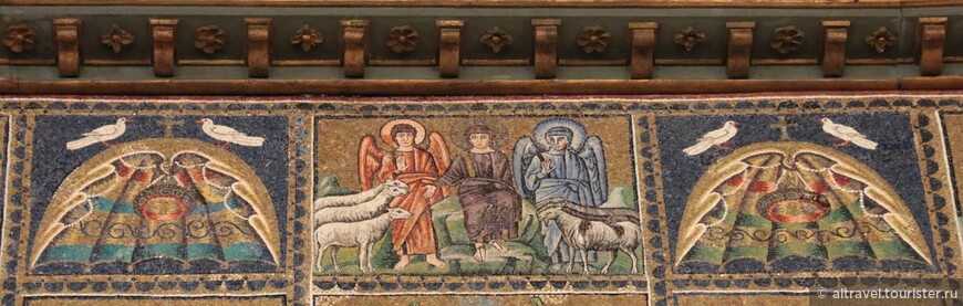 Христос отделяет овец от козлищ (притча о Страшном суде); мозаичные сюжеты разделяются одинаковыми картинками не очень понятной символики - куполами с двумя голубями сверху.