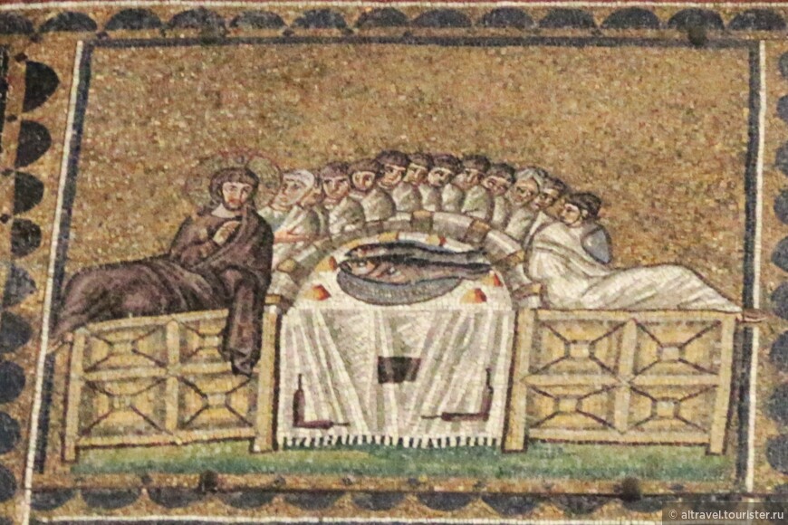 Тайная вечеря. Трапеза происходит полулёжа, по римской традиции.
