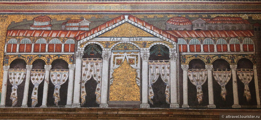 Дворец крупным планом. На месте золотого фона в центре когда-то был изображен Теодорих. За крышами дворца виден символически обозначенный город Равенна в окружении крепостных стен.