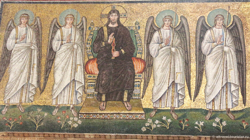 Христос в окружении ангелов, к которому направляется процессия святых мучеников. Возможно, этот фрагмент мозаики сохранился ещё со времён Теодориха, поскольку не содержит никакой «крамолы» с византийской точки зрения.