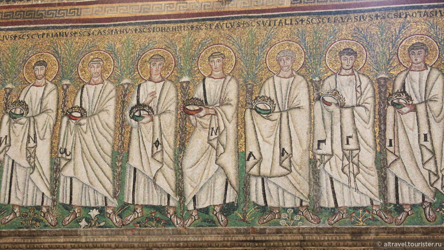 Продолжение процессии мучеников. Повторяющиеся похожие фигуры святых (правда, с разными лицами) является типично византийской чертой.