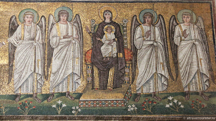 Богородица с Младенцем в окружении ангелов, к которой направляется процессия мучениц.