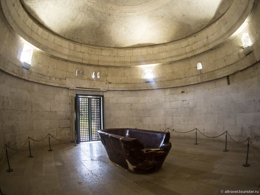 Интерьер мавзолея (фото из сети). Находящаяся на 2-м этаже порфировая римская ванна когда-то служила саркофагом Теодориха.