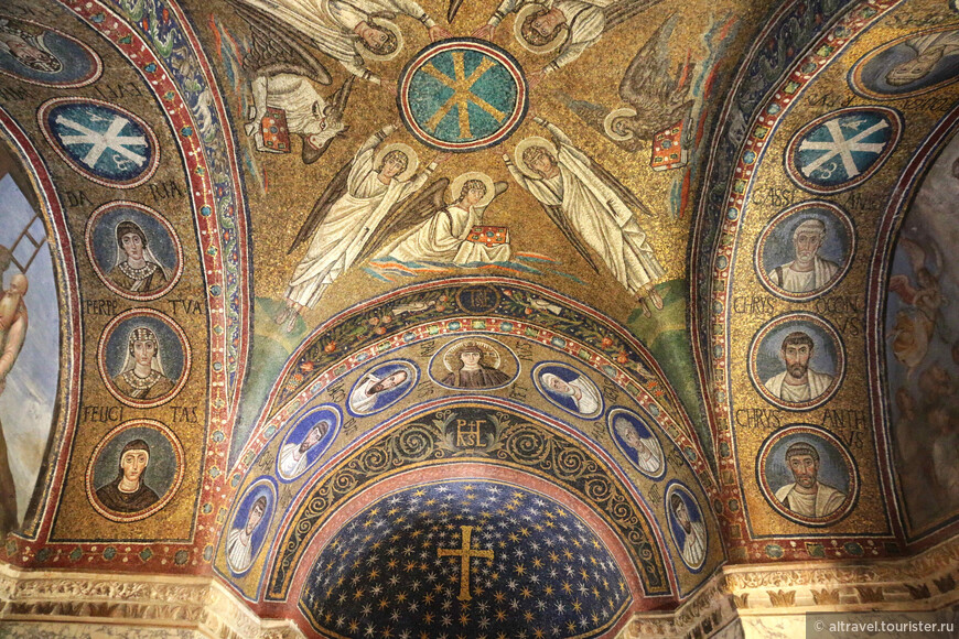 В четырёх арках, обрамляющих центральный свод капеллы - изображения апостолов и святых.