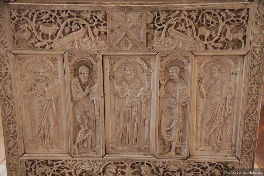 Спереди трона - композиция из четырёх евангелистов и Иоанна Крестителя между ними.