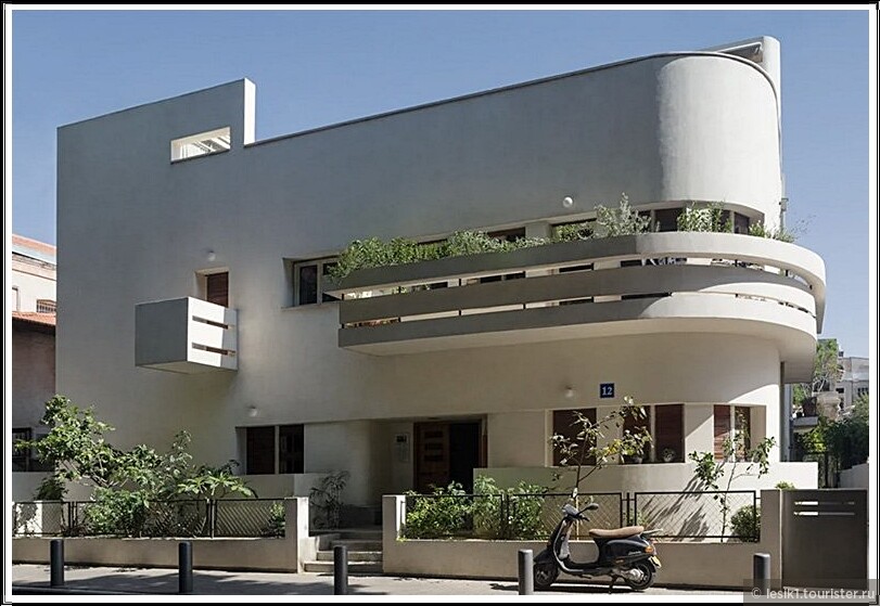 Дом был спроектирован в 1933 году для семьи владельца Шмуэля Рапопорта, основателя и генерального директора Kupat Am Bank — первого еврейского банка в Тель-Авиве. В этом доме 1938 по 1959 год жил мэр Тель-Авива Исраэль Роках.