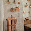 Оформление стен кухни замка Шенонсо медной посудой эпохи