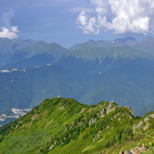 В горах Сочи спасли сорвавшихся в ущелье туристов 