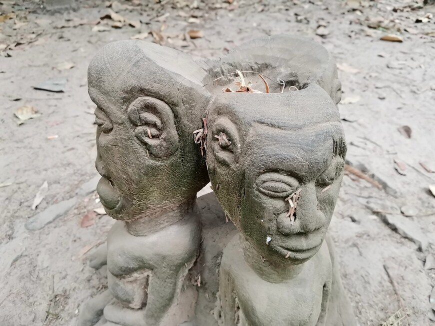 Скульптуры из стволов и корней деревьев в парке Макасуту