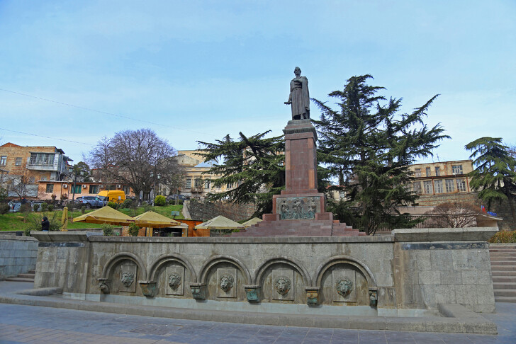 Памятник Шота Руставели 
