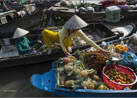 Плавучий рынок - это большое количество лодок, с которых продают, в основном овощи... Но есть еще - бананы, ананасы и арбузы...