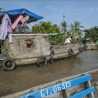 Обратите внимание на это старое чудо-судно - вьетнамцы очень изобретательны. Такие вот "старые калоши" являются для них и домом и рабочим местом...