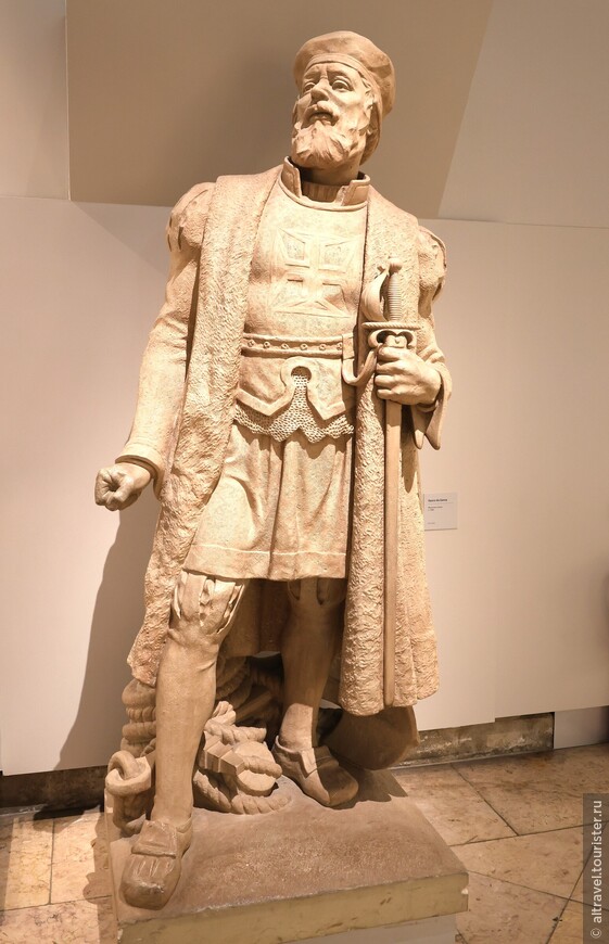 Скульптура Васко да Гамы в Морском музее Лиссабона. Он возглавлял экспедицию, которая впервые в истории прошла морским путём из Европы в Индию (1497-1499).