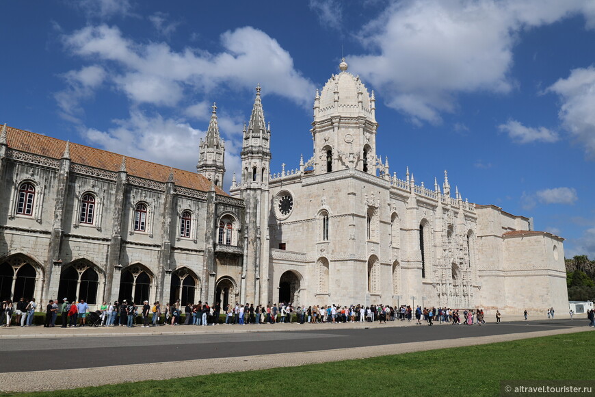 Монастырь Херонимуш в Лиссабоне, ставший символом португальских географических открытий. Монастырь начали строить в 1501 г. по обету короля Мануэля I, пообещавшего воздвигнуть комплекс, если Васко да Гама успешно вернётся из Индии.
