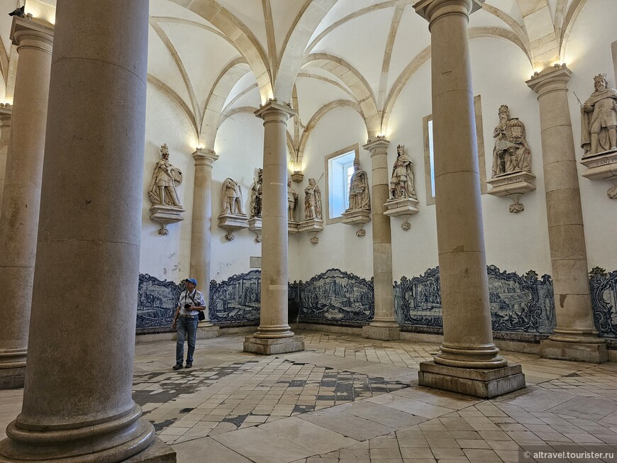 Королевский зал в монастыре Алькобасы.