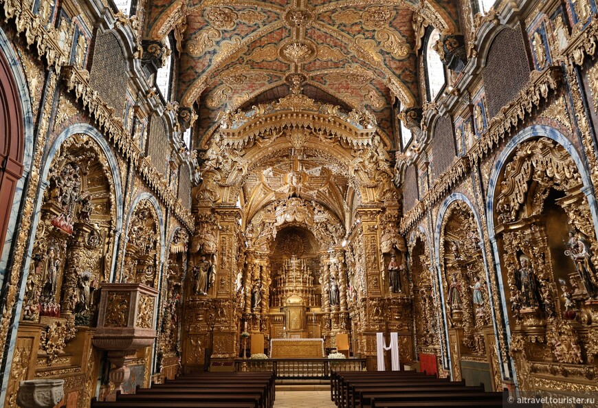 Роскошный позолоченный интерьер церкви Санта Клара в Порту.